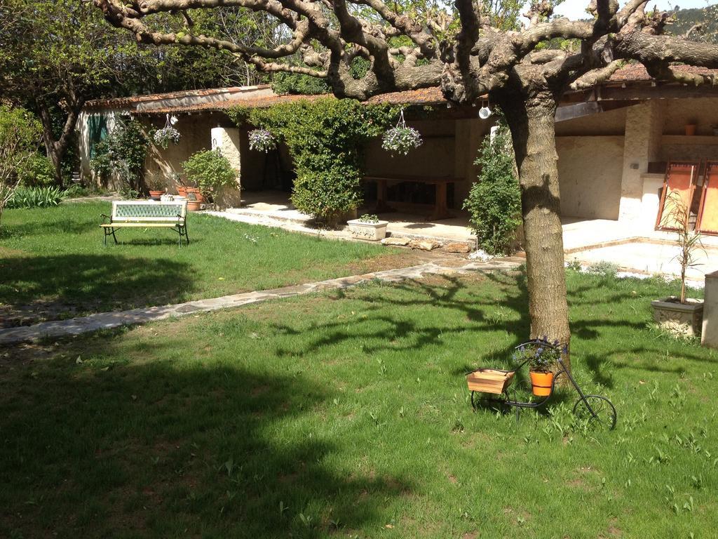L'Abri Du Poete Acomodação com café da manhã Besse-sur-Issole Exterior foto